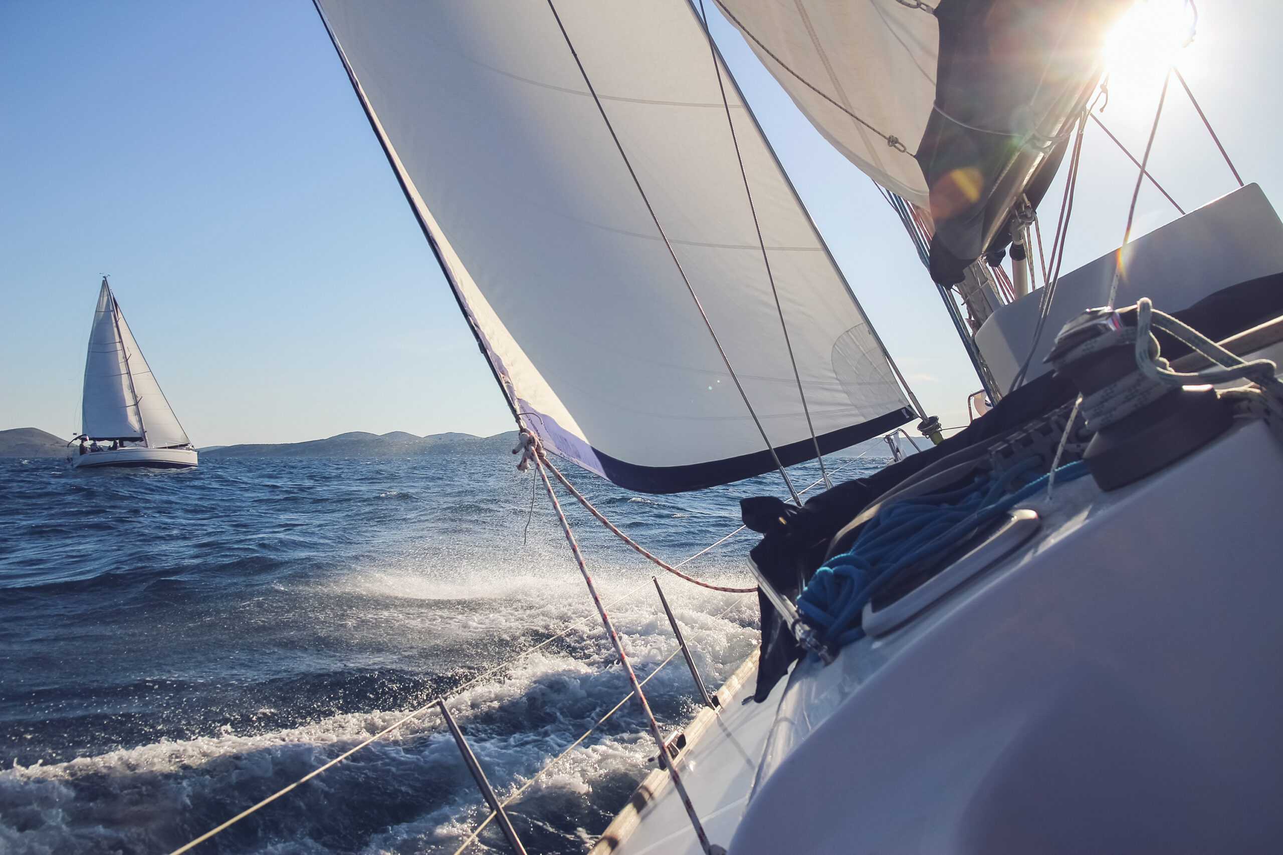 Sailing in the wind through the waves, yachts at sailing regatta Tiskaushetki retkipurjehduksella